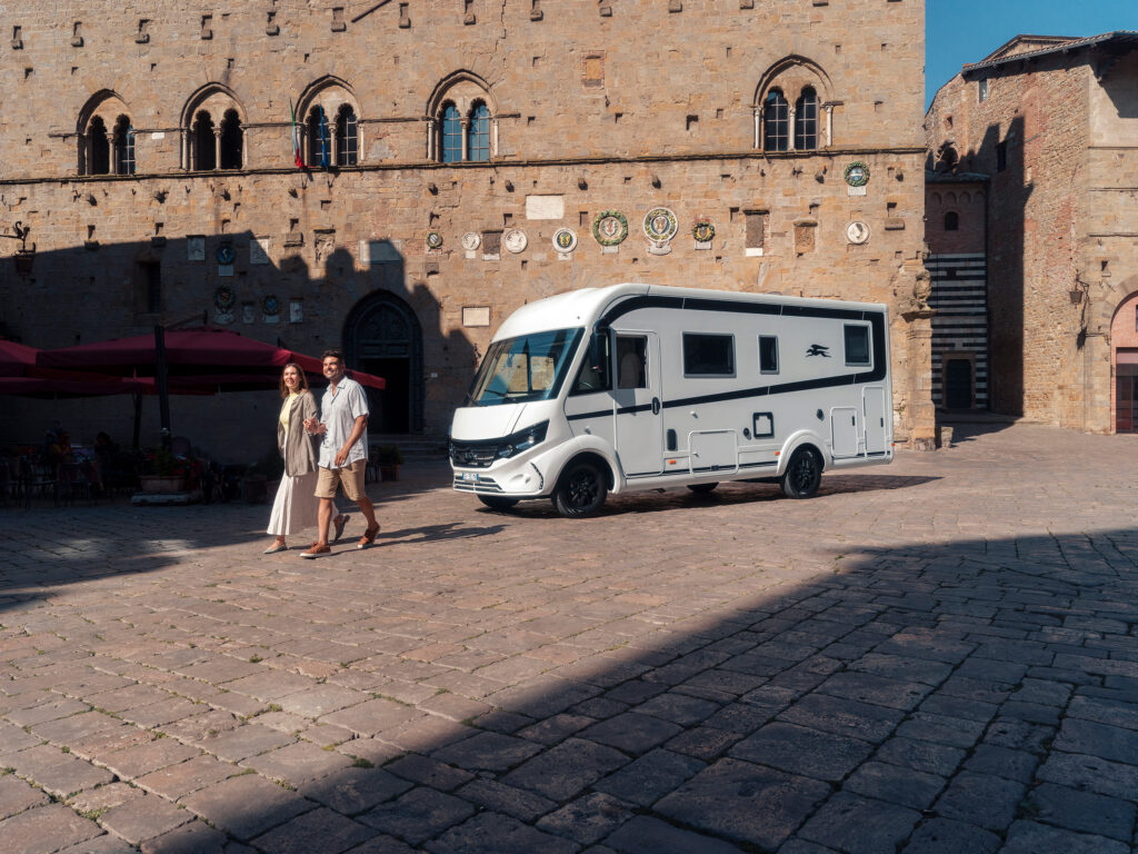 Laika bobil parkert i historisk italiensk bymiljø