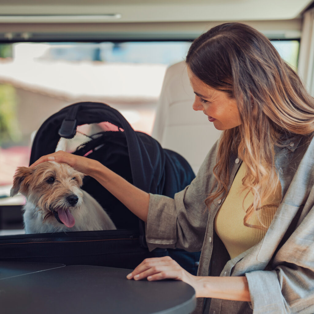 Kvinne med hund inne i Laika bobil