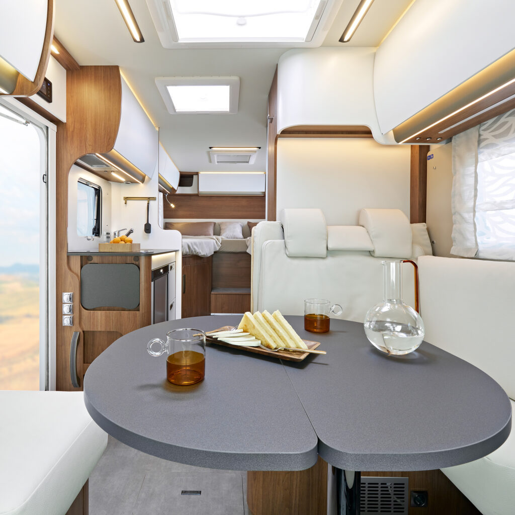 Interiør i Laika bobil med romslig sittegruppe og gjennomført design