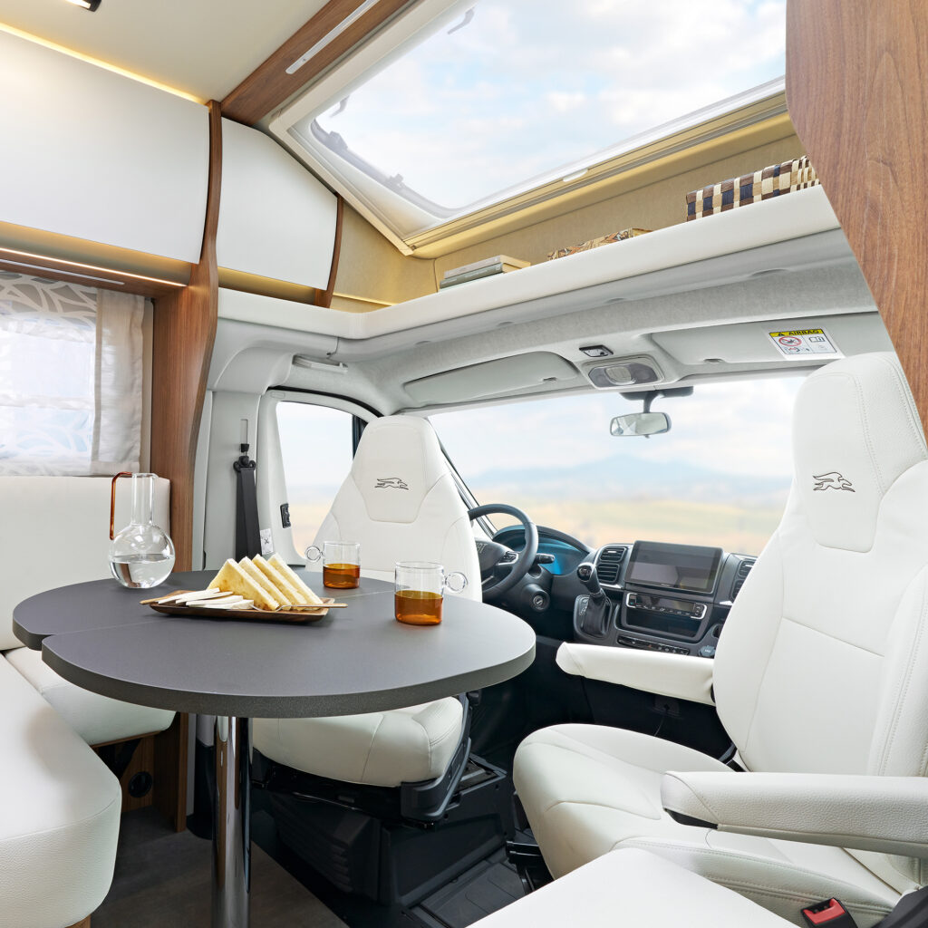 Komfortabel sittegruppe og interiør i Laika bobil