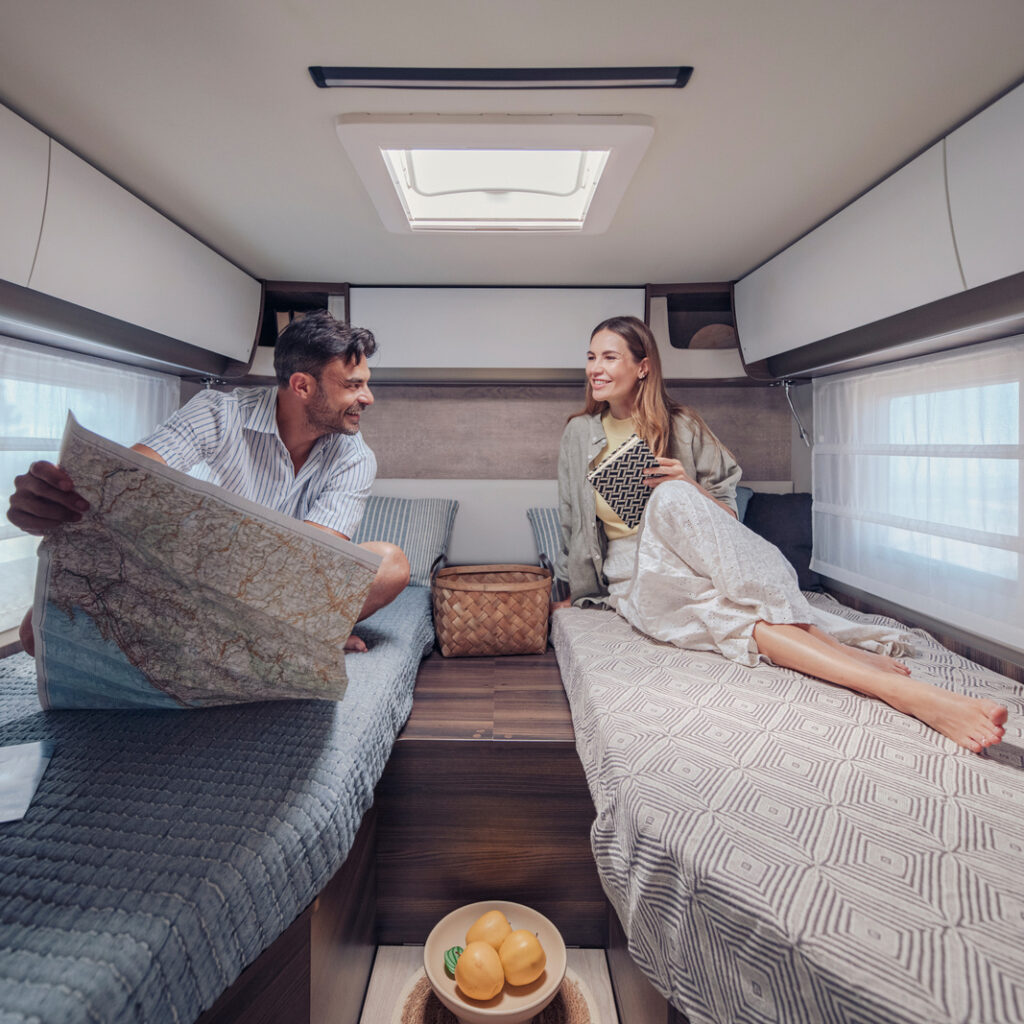 Komfortabel soveavdeling med enkeltsenger i Laika bobil