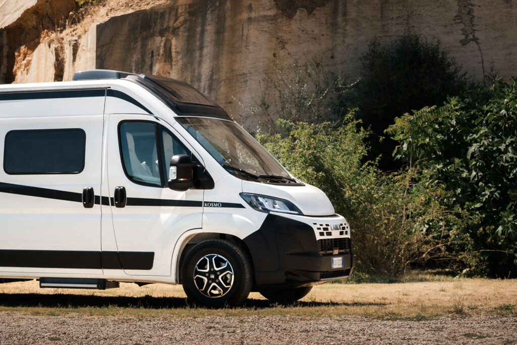 Kompakt Laika bobil med moderne design i naturen